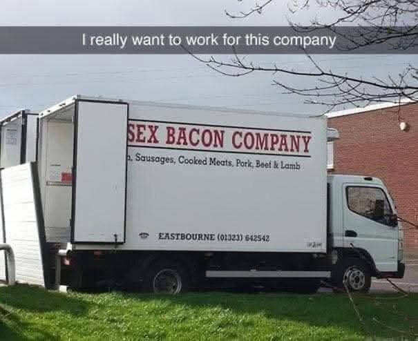 Lastbil med texten "SEX BACON COMPANY", inklusive kontaktinformation och lista över produkter som korv, kött och fläsk.