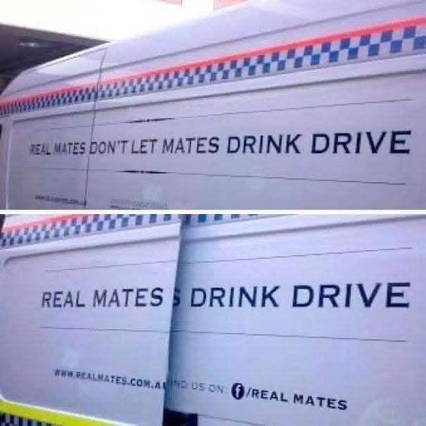 Reklamskylt på bil, ursprungliga texten är delvis dold: "REAL MATES DON'T LET MATES DRINK DRIVE", visas som "REAL MATES DRINK DRIVE".