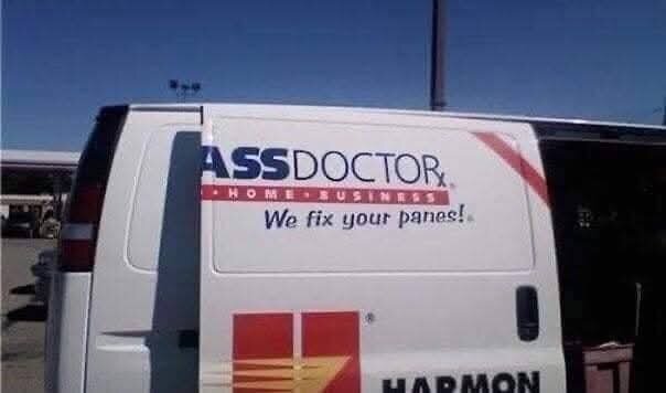 En skåpbil med företagsnamnet "Glass Doctor" delvis dolt, så det bara står "ASS DOCTOR," med texten "We fix your panes!