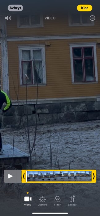 Gammalt hus med en grund av ojämna stenar, diskussion om metoder för att rikta upp dem.