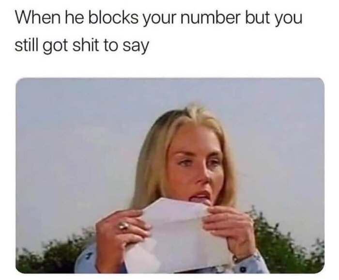 Kvinna slickar på ett kuvert för att försluta det. Text ovan säger: "When he blocks your number but you still got shit to say.