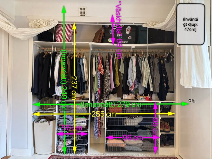 Öppen garderob med kläder, hyllor och lådor, mått angivna i färgglada pilar och siffror, visar förvaringens dimensioner och struktur.