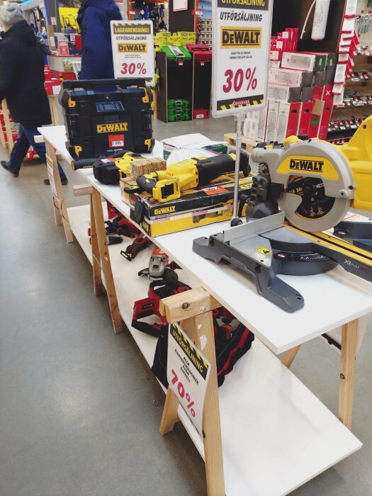 Verktyg och maskiner av märket DeWalt på rea i en Bauhaus-butik i Norrköping med skyltar som visar 30% och 70% rabatt.