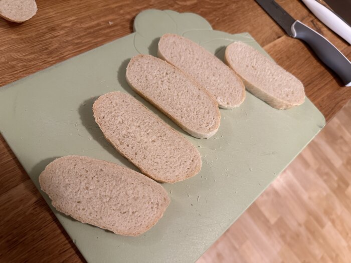 Brödskivor pÄ en skÀrbrÀda, bakade av överbliven pizzadeg och tagna direkt frÄn kylen, skurna och redo att serveras till middag.