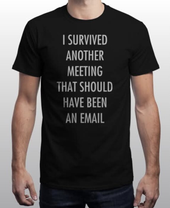 Svart t-shirt med texten "I survived another meeting that should have been an email".