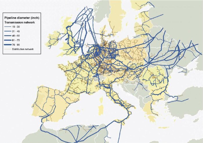 Karta över naturgasnätverk i Europa med pipelines markerade i olika blå nyanser baserat på diameter; rör från Algeriet, Norge och österut visas.