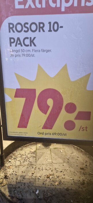 Skylt vid ICA med rabatterat pris för rosor i 10-pack, tidigare 69 kr/st, nu 79 kr/pack. Flaggas som extrapriserbjudande.