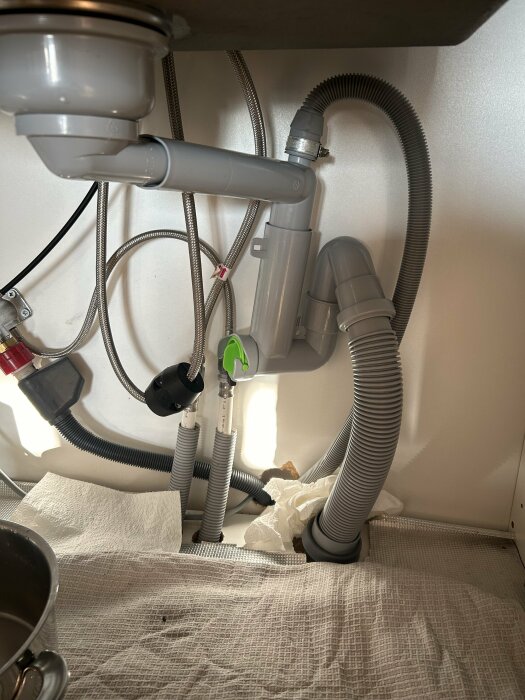 Montering av rör under diskbänk med felaktig krökning.