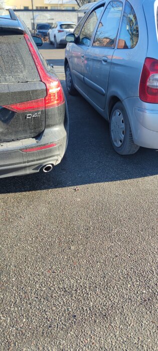 En Citroën parkerad nära en annan bil på en nästan tom parkering.