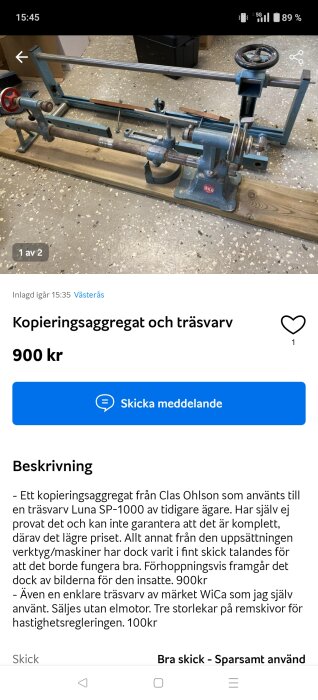 Träsvarv från WiCa med kopieringsaggregat, placerad på golv. Säljs för 100 kr utan elmotor, tre storlekar av remskivor för hastighetsreglering.