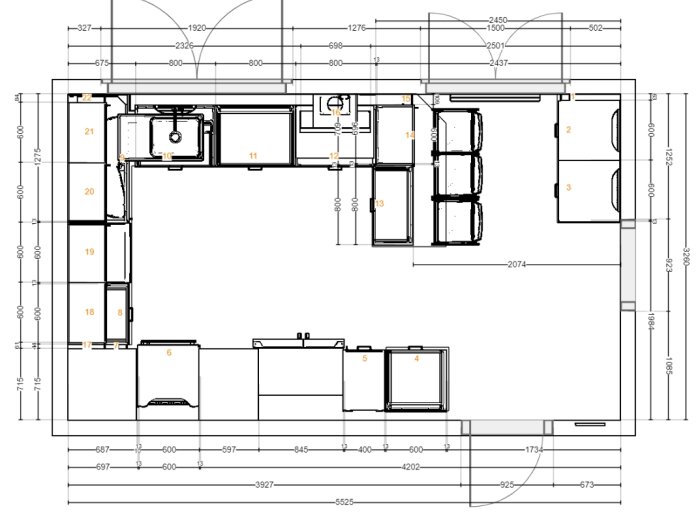 Ritning av köksplan: planlösning med köksö, plats för sittbänk, diskho, ugn och plats för vitrinskåp eller högskåp. Inredningsdetaljer markerade.