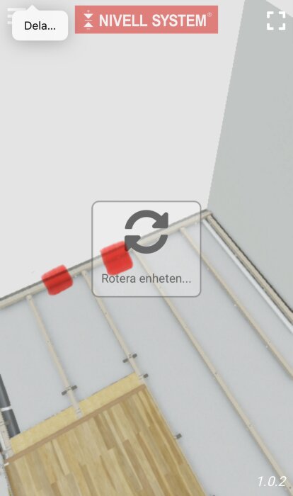 Golvkonstruktion med reglar under golvspån, två röda markeringar vid väggen och instruktion om att rotera enheten.