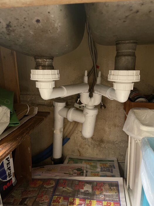 Dubbelho med vit rördragning och vattenlås.