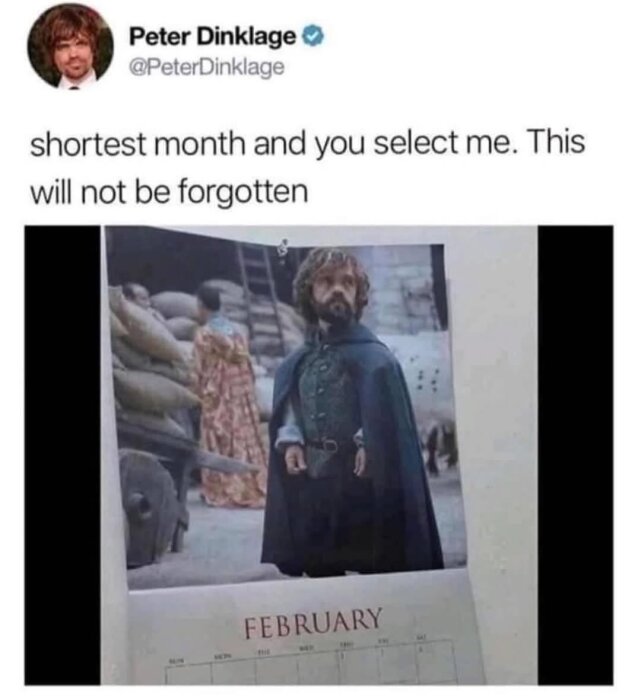 Bild av ett tweet som kommenterar en kalenderbild med en medeltida karaktär för februari. Texten uttrycker humor över valet av kortaste månaden.