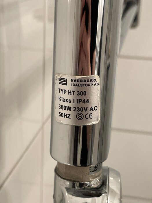 Etikett på handdukstork, modell HT 300, Svedbergs, visande elektriska specifikationer: 300W, 230V AC, IP44, 50Hz.