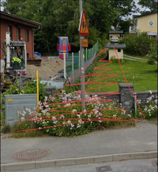 Grävarbete vid en trottoar med blommor och ett skylt, röda linjer visar möjliga områden för förändring.