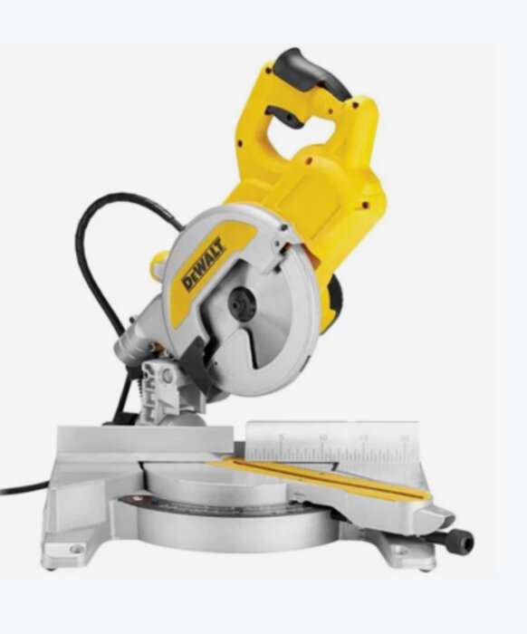 Gul och silverfärgad Dewalt kap- och geringssåg på vit bakgrund.