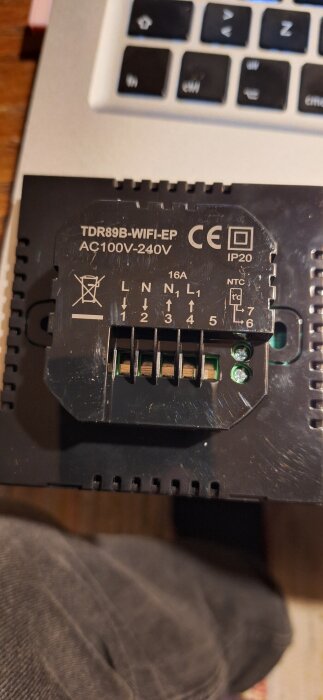 Närbild på baksidan av en termostat med anslutningsscheman för kablar, märkningar L1, N2, N3, L4 och specifikationer 100V-240V AC.