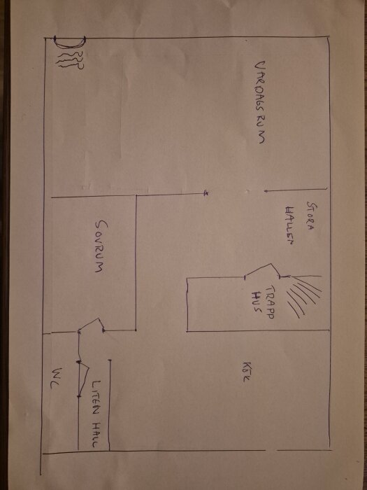 Ritning över mellanplan med luftvärmepump, visar rumsfördelning inklusive vardagsrum, sovrum, kök, WC och hallar.