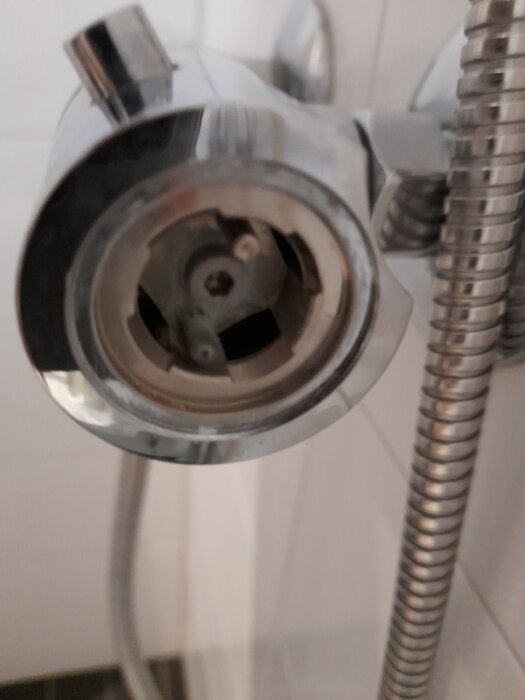 Termostatblandare från Hansgrohe utan front, med exponerade inre delar och duschslang.