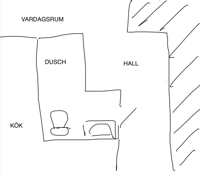 Ritning av bostadslayout med dusch och toalett i ett L-format område. Vardagsrum, hall och kök visas med dörröppningar.