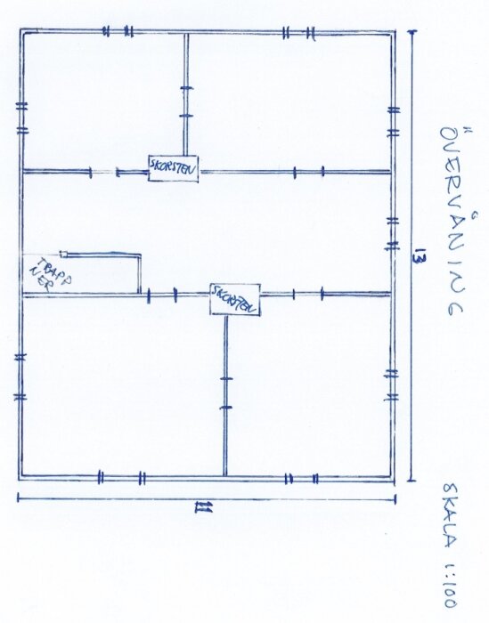 Planlösning övervåning med mått 13x11, skorstensmarkeringar och trappans placering. Skala 1:100.