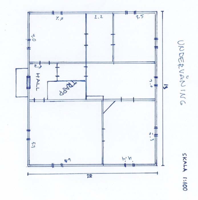 Handritad planlösning av undervåningen i ett gammalt hus med utrymmen markerade och en trappa som en central del av layouten. Skala 1:100.