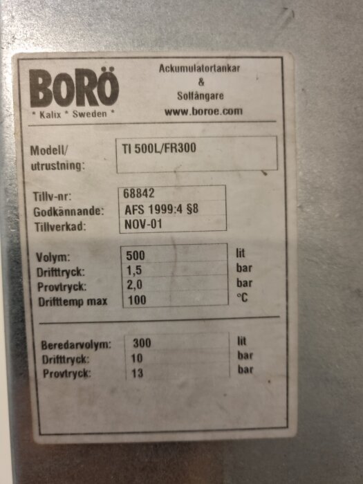 Etikett på Borö acktank med modellnummer TI 500L/FR300, tillverkad nov 2001, volym 500 liter, max drifttemperatur 100°C, drifttemperatur 1,5 bar.