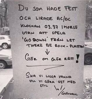 En handskriven lapp med kritik mot festande grannar som inte spelade AC/DC:s "Go Down" korrekt. Orden "Gör om gör rätt!" visas tydligt.