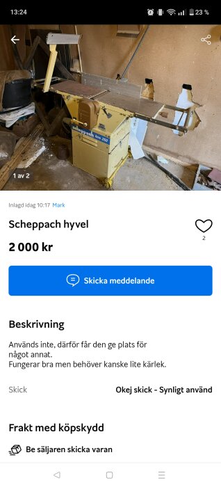 Gul Scheppach hyvel hms 260 i ett garage, omgiven av verktyg och material, visas mot en brädvägg med hål.
