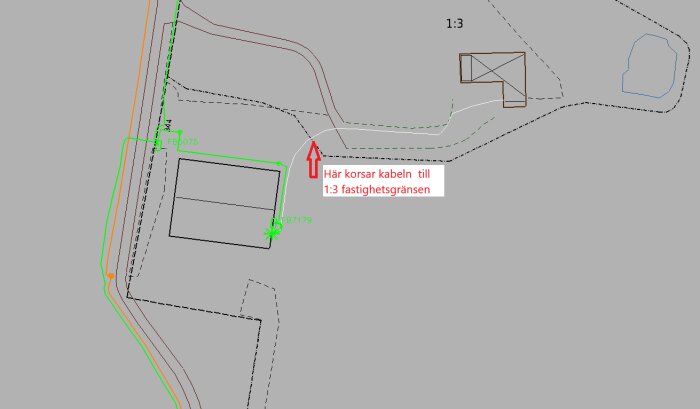 Karta som visar kabel som korsar fastighetsgräns med en röd pil markerad vid korsningspunkten.
