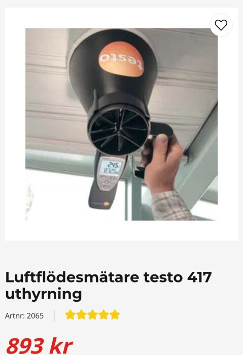 Luftflödesmätare testo 417, hålls upp av en hand för användning, med digital display, erbjuds för uthyrning till 893 kr.