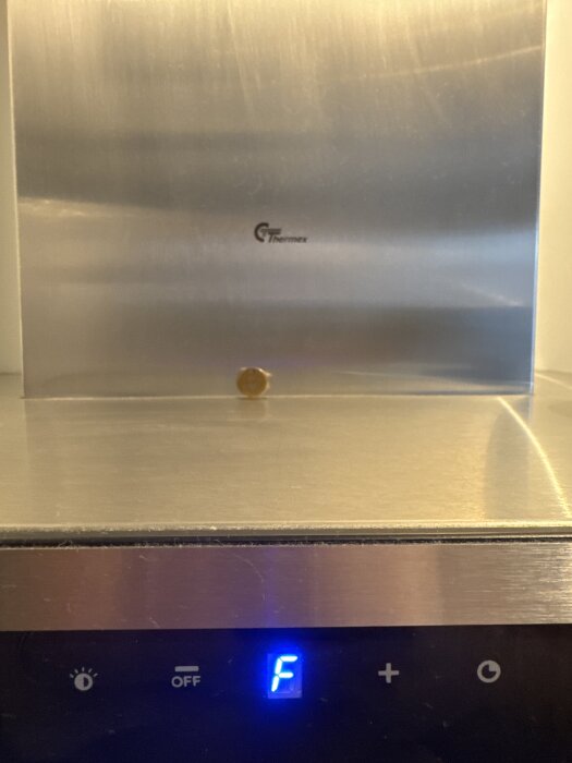 Köksfläkt av märket C Thermex med en digital display som visar bokstaven "F".