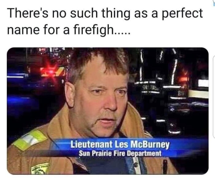 En brandman i uniform som intervjuas på nyheterna, med texten "Lieutenant Les McBurney" från Sun Prairie Fire Department.