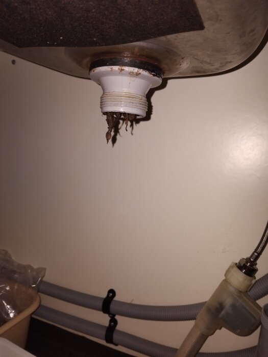 Avloppsrör under vask med rost och läckage.