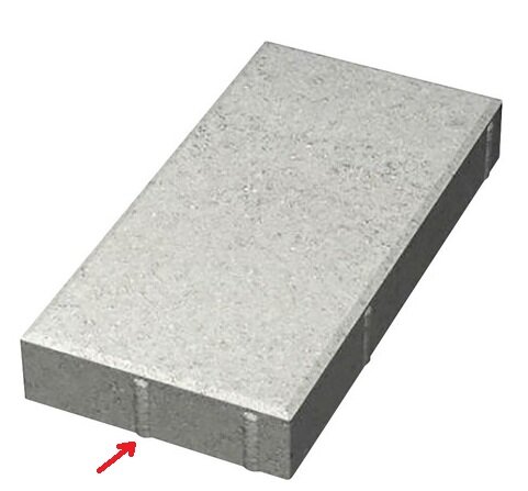 Betongsten med spårmarkerat av en röd pil, frågeställning om spårens funktion.