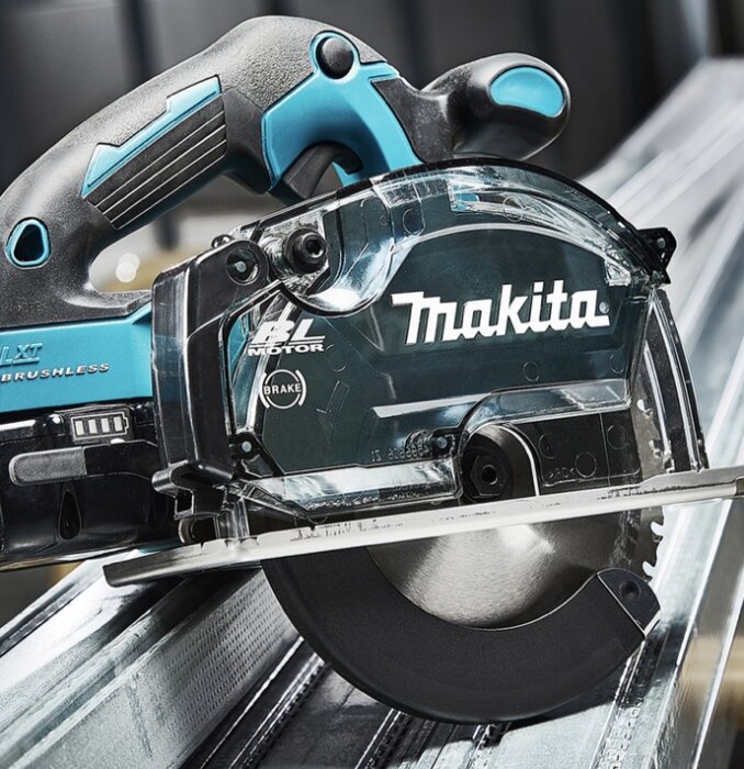 Makita-cirkelsåg med grova tänder sågar genom tunn metallplåt, används med styrskena för bättre precision.