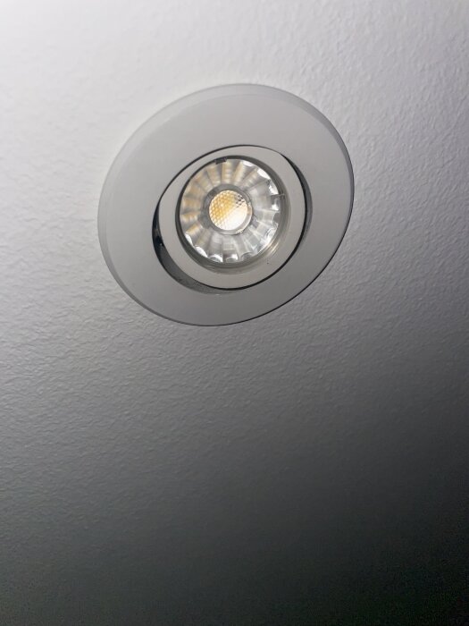 Rund infälld takspotlight med synlig glödlampa, modell North Light OTL-24, installerad i vit innertakspanel.