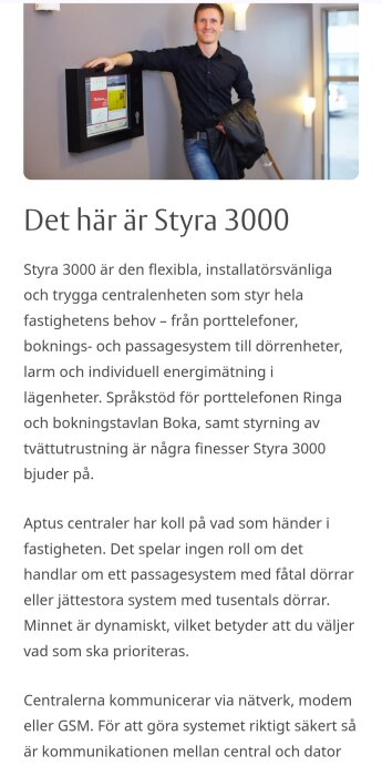 Person vid väggen bredvid en Styra 3000-enhet monterad, i en modern byggnadsinredning.