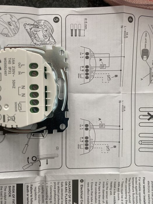 Elektronisk sensor med fyra kopplingar och märkning (16A, 230V) bredvid installationsmanual med två inkopplingsscheman på ett bord.