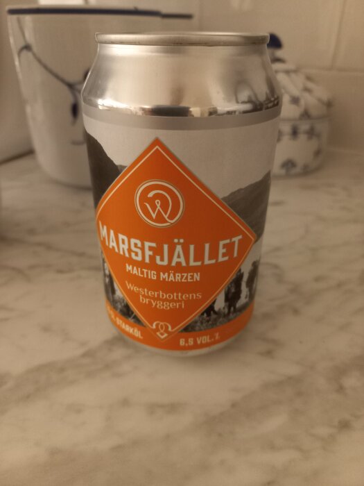 Marsfjället maltig märzen ölburk från Västerbottens bryggeri på ett marmorgolv i köket.