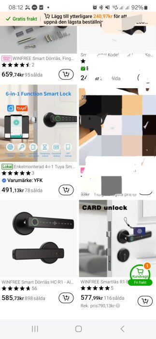 Bild av en webbsida som visar olika smarta dörrlås, inklusive ett 6-i-1 lås med fingeravtryck och kortupplåsning. Olika priser och recensioner syns också.