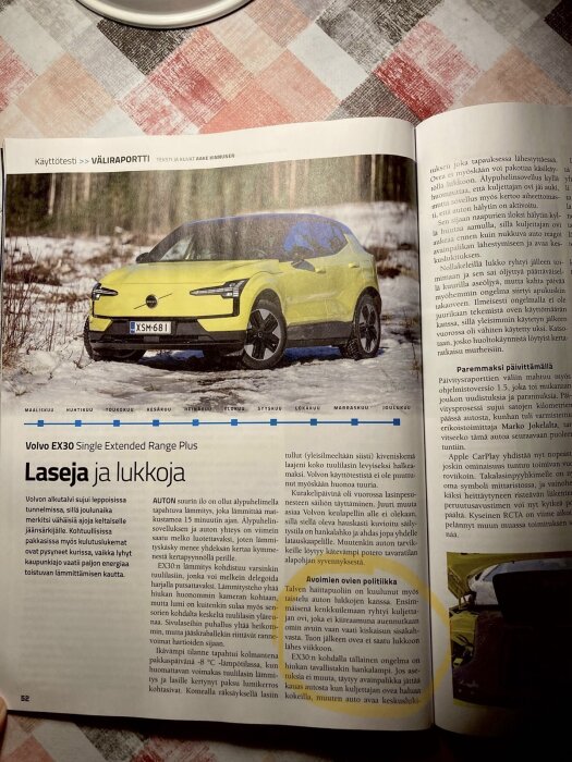 En biltidning med Volvo EX30 på framsidan, gul bil i vinterlandskap; finsk text om låsproblem vid minusgrader och annan vinterdrift.