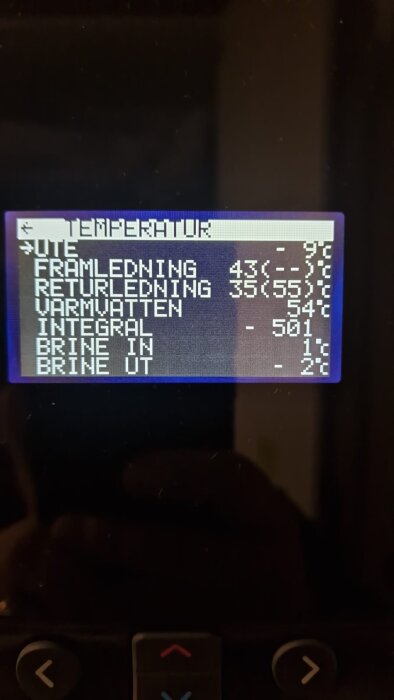 Display med temperaturdata för bergvärmesystem; visar bland annat framledning 43°C, returledning 35°C, varmvattentemperatur 54°C och integral -501.