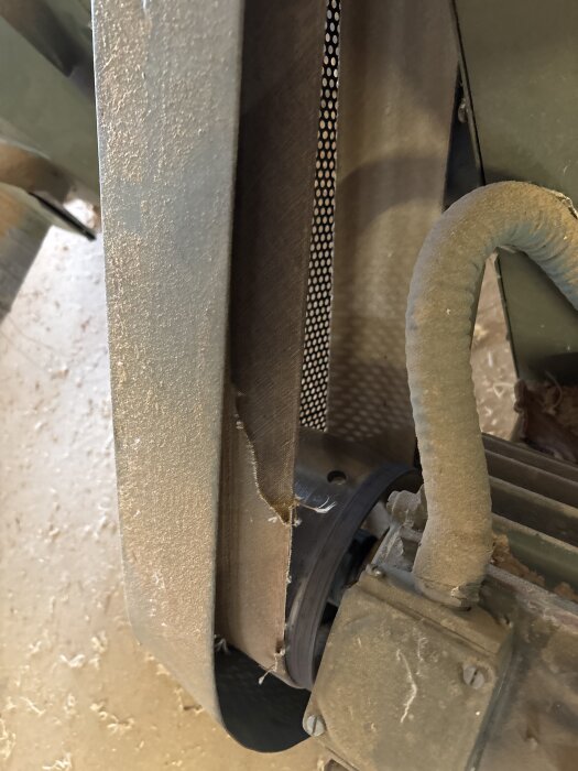 Sliten drivrem på Jonserds planhyvel modell 6832S, infäst i maskinens motor.