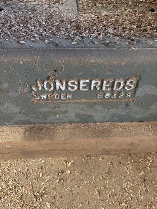 Jonsereds planhyvel modell 6832S med sågspån ovanpå.