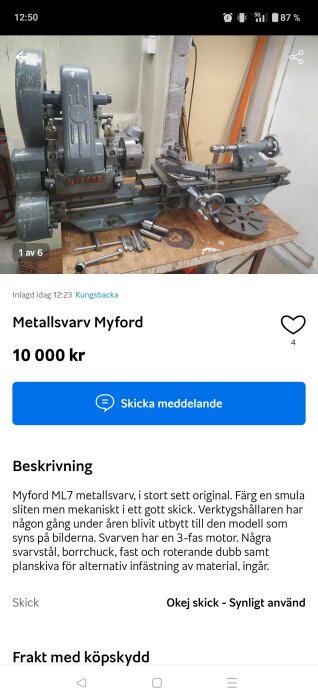 Metallsvarv av märket Myford, grå färg, placerad på ett bord med tillbehör framför.