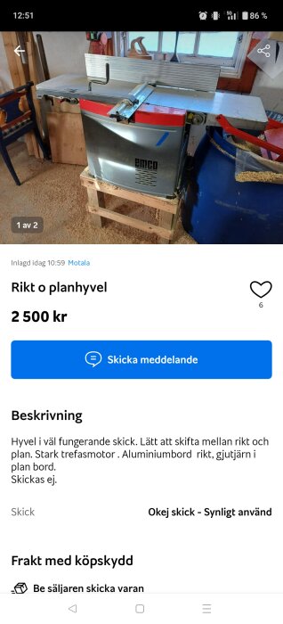 Rikt- och planhyvel från Emco i verkstadsmiljö, placerad på träställning, med fönster i bakgrunden och träspån på golvet.