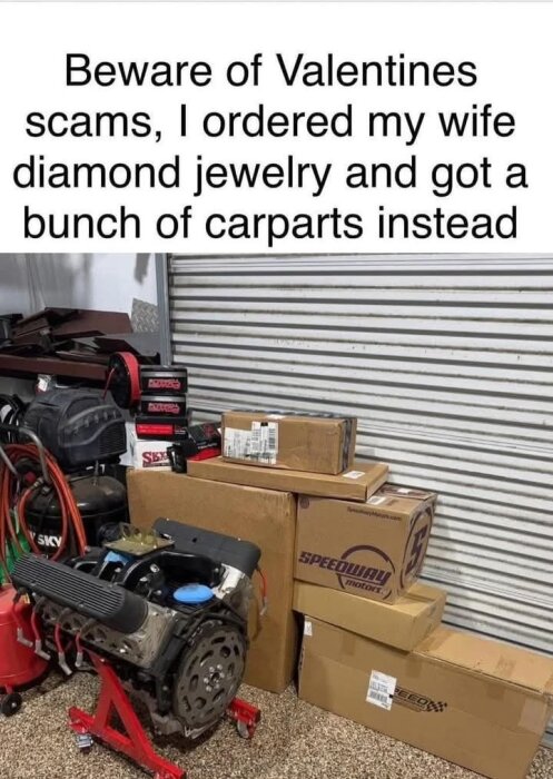 Kartonger med bildelar och en motor bredvid en garageport. Text om ett misslyckat jaktköp där bilkomponenter levererades istället för smycken.
