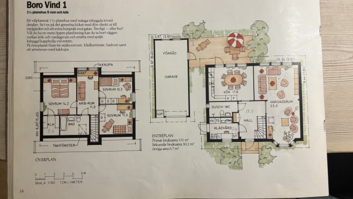 Husplaner för "Boro Vind 1" från en broschyr, visar planlösning för ett 1½-planhus med detaljerade rum som kök, vardagsrum, garage och sovrum.